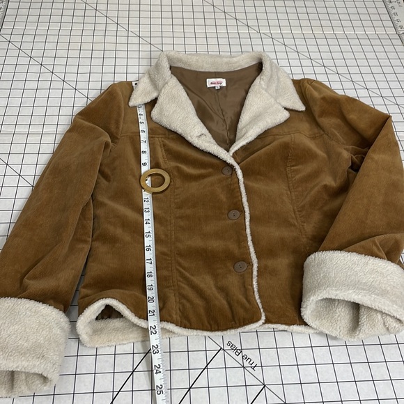 San Joy corduroy cropped camel colored jacket with faux sherpa lining - Picture 6 of 10